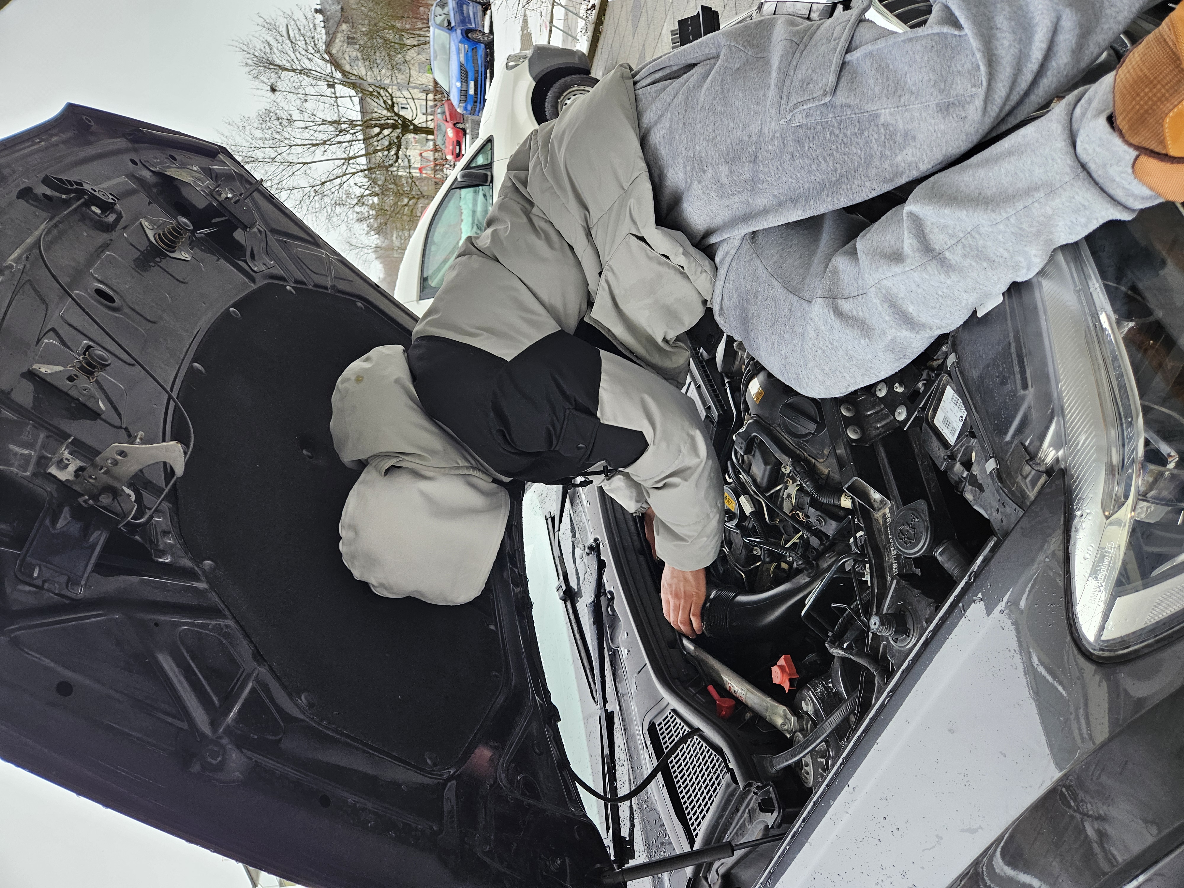 Mechaniker bei der Arbeit an einem Motor in der Werkstatt